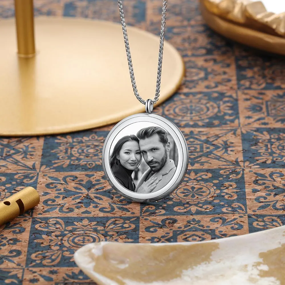 Classic Round Customized Photo Pendant with Engraving Text